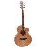 Cestovní akustická kytara, zmenšený model v matném provedení natural s přední deskou AA výběrového masivního cedru, zadní deskou, luby a krkem z mahagonu, ke kterému přiléhá palisandrový hmatník.  Menzura nástroje 580 mm, celková délka 890 mm.