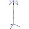 Notový stojan stabilní konstrukce v modrém provedení s protiskluzovými gumovými nožkami a robustními upínacími šrouby. Výška stojanu je nastavitelná v rozmezí 65 - 130 cm, délka ve složeném stavu pouhých 48 cm, plocha pro noty 47 x 25 cm, hmotnost 1,3 kg.