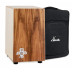 Cajon s 3 mm úderovou deskou z Koa. Vyvážený, suchý zvuk s výraznou basovou složkou, 9 mm březové tělo 7 vrstev. Výška 48 cm, včetně obalu.