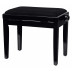 Klavírní stolička v lesklém černém provedení s černým sedákem o rozměru 55 x 32 cm, výškově nastavitelná od 47 do 56 cm, protiskluzové gumové nožičky, součástí je nářadí na sestavení židle.